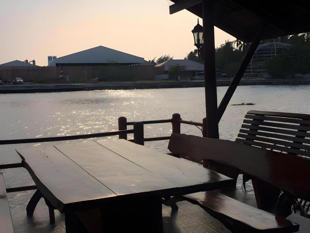 Ruennamyen Resort Amphawa Samut Songkhram Extérieur photo